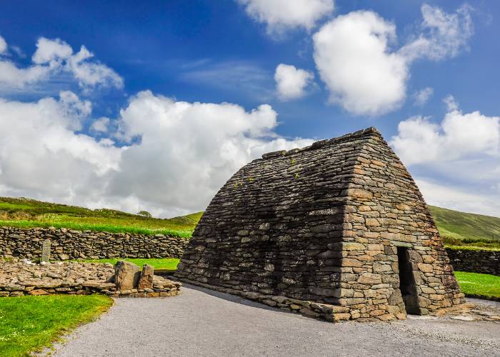 Gallarus Oratory, an ancient dry-stone oratory in the shape of an inverted ship's hull, located on the Dingle Peninsula in County Kerry, Ireland. An emblematic monument dating back to the beginning of Irish Christianity.