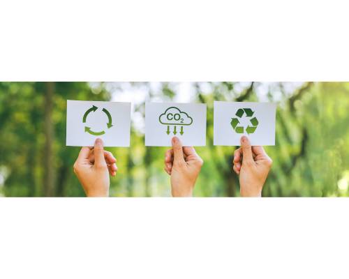 Symboles de recyclage et de réduction du CO2 sur fond naturel - Tourisme durable et éco-responsable